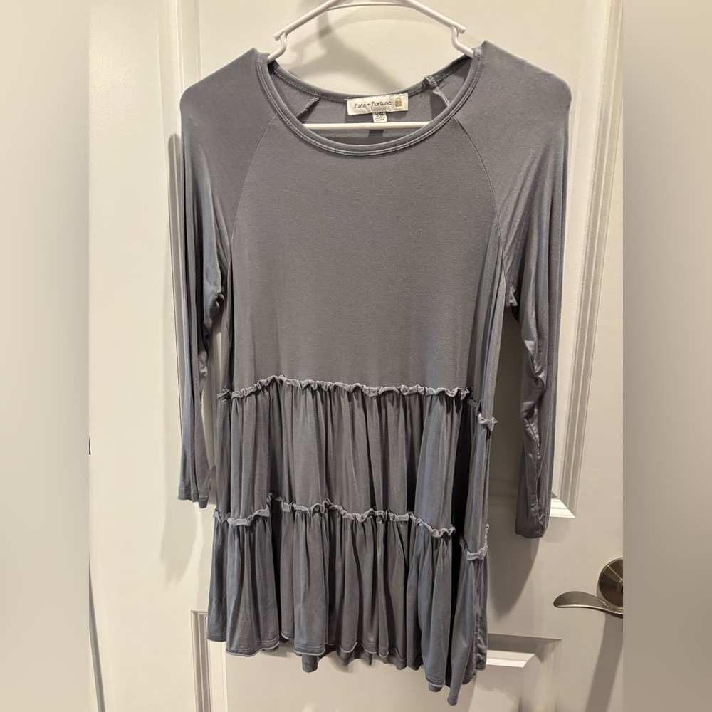Gray top. Size XS. Sleeves go to mid forearm
